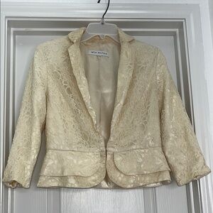 ✨ Nipon Boutique Cream Lace Cropped Blazer – Size 6